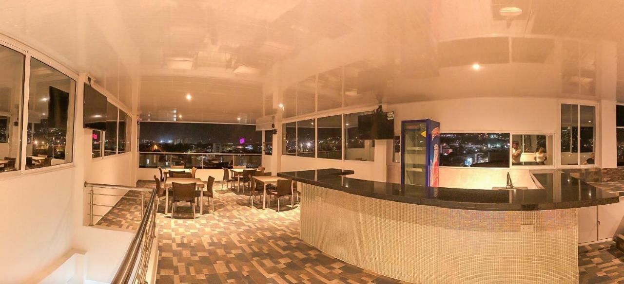 Hotel Giron Plaza Buitenkant foto